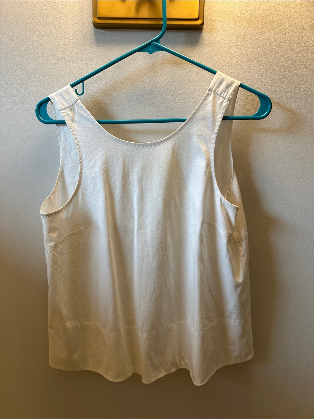 Club Monaco - Classic White Scoop-Neck Tank Top With Bow Open Back